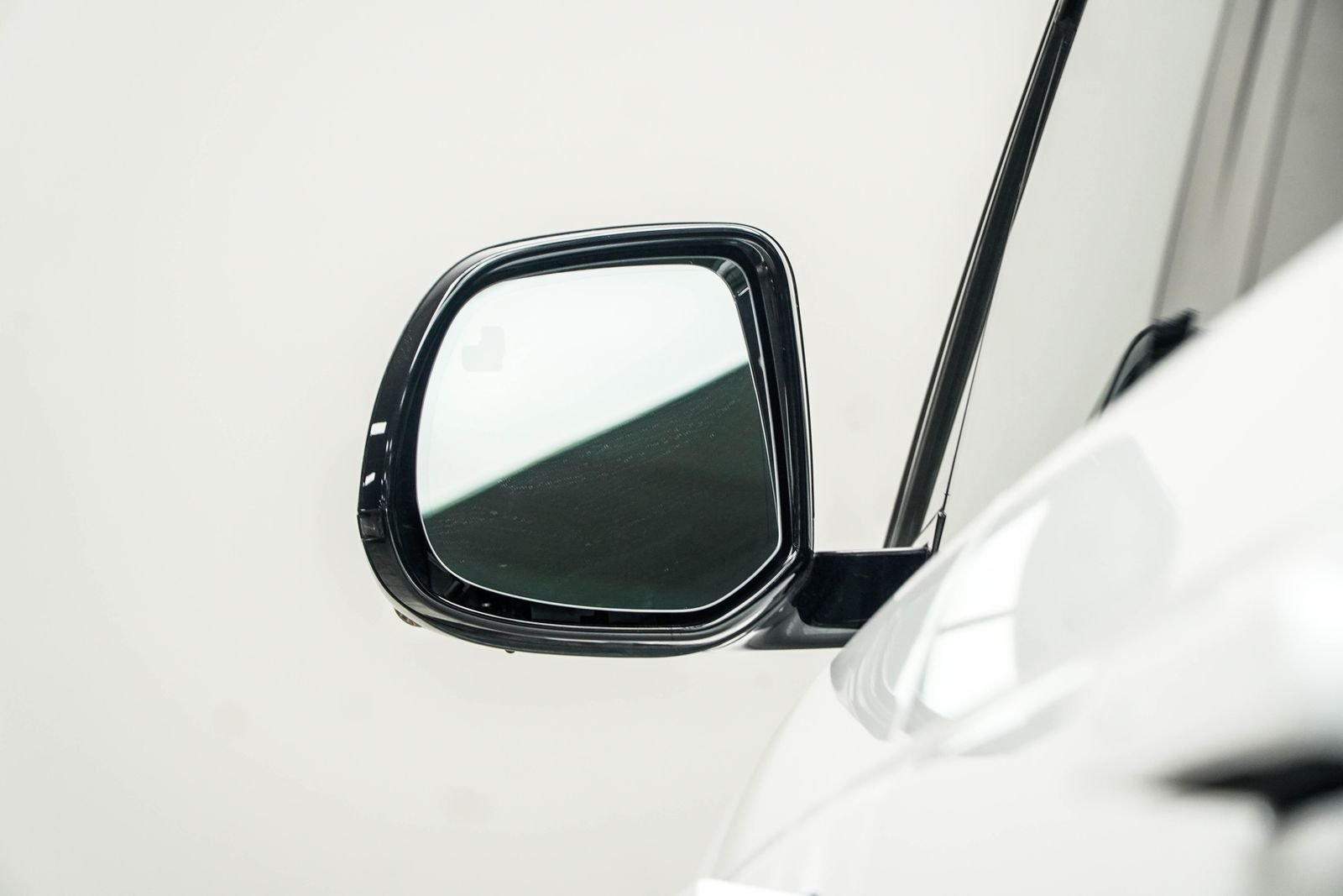 Used 2024 White Land Rover Dynamic SE image 12