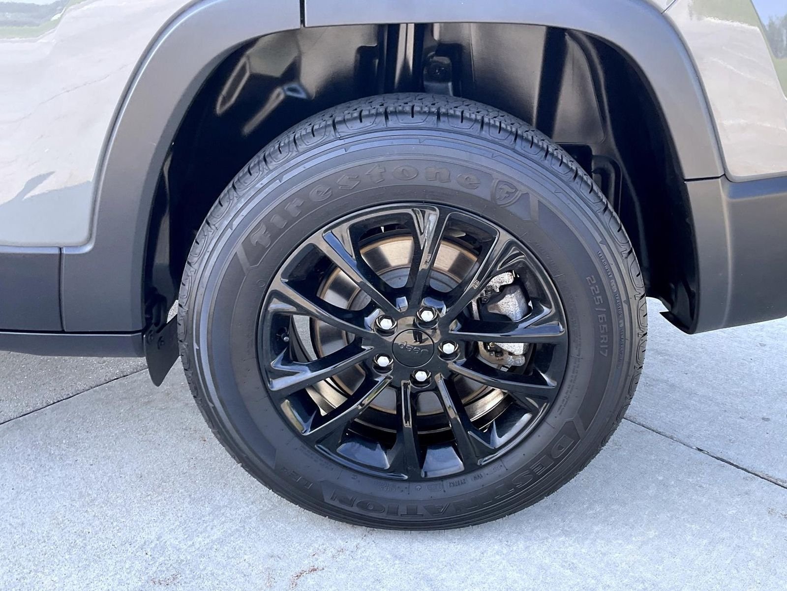Used 2023 Gray Jeep Altitude image 22