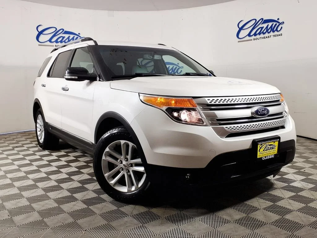 Used 2015 White Platinum Ford XLT image 1