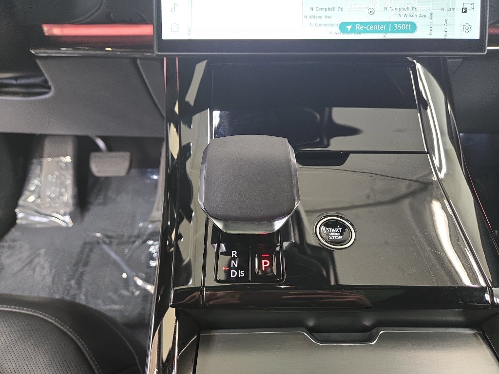 Used 2025 Fuji White Land Rover SE image 7