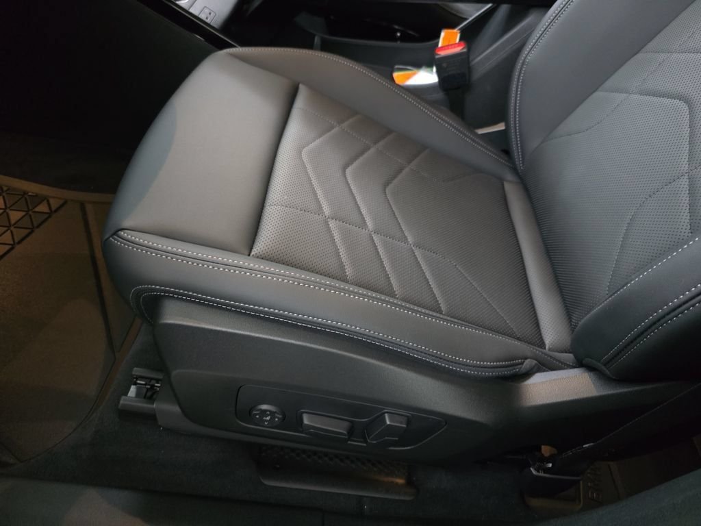 New 2026 Mineral White Metallic BMW xDrive28i image 27
