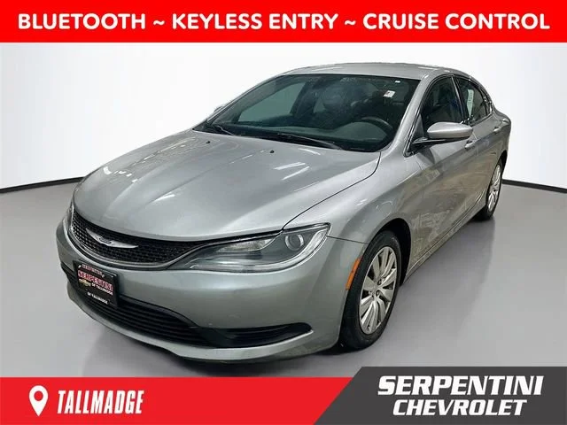 2016 Chrysler 200 LX's photo
