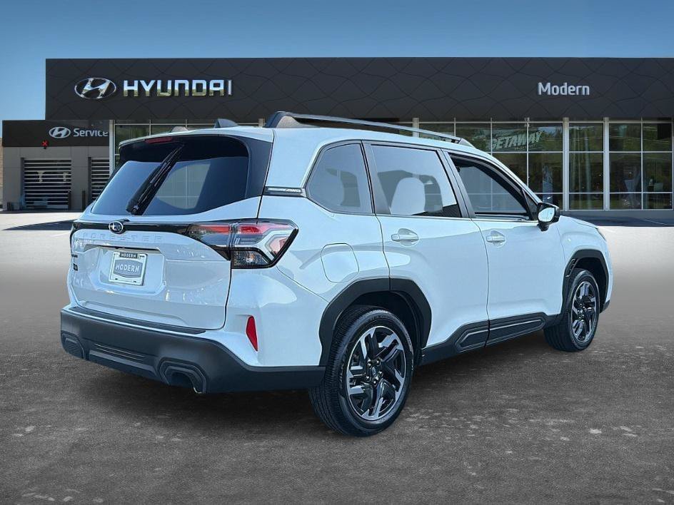 Used 2025 Crystal White Pearl Subaru Limited image 4