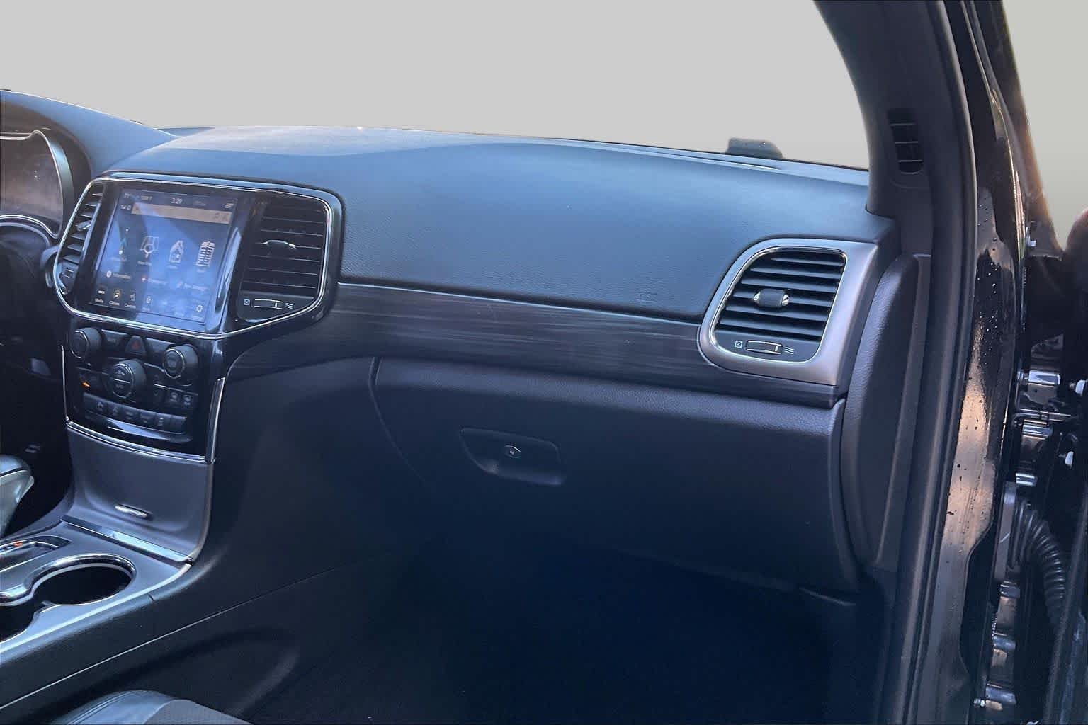 Used 2021 Diamond Black Crystal Pearlcoat Jeep Laredo X image 17