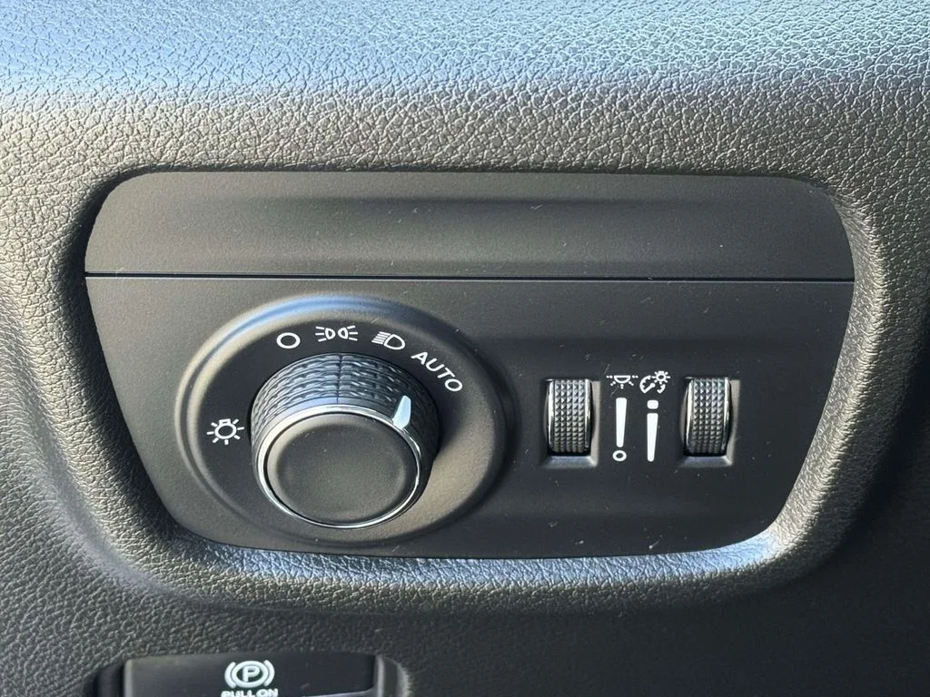 Used 2023 White/off-white Jeep Altitude X image 26