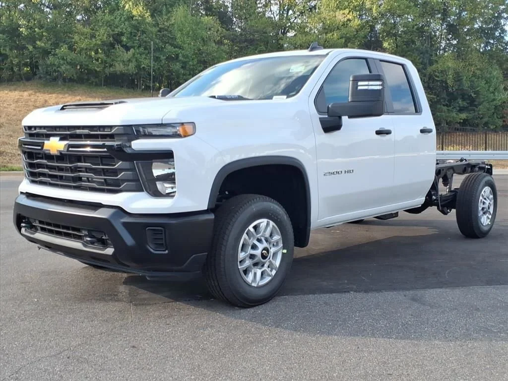 New 2026 Summit White Chevrolet WT image 29
