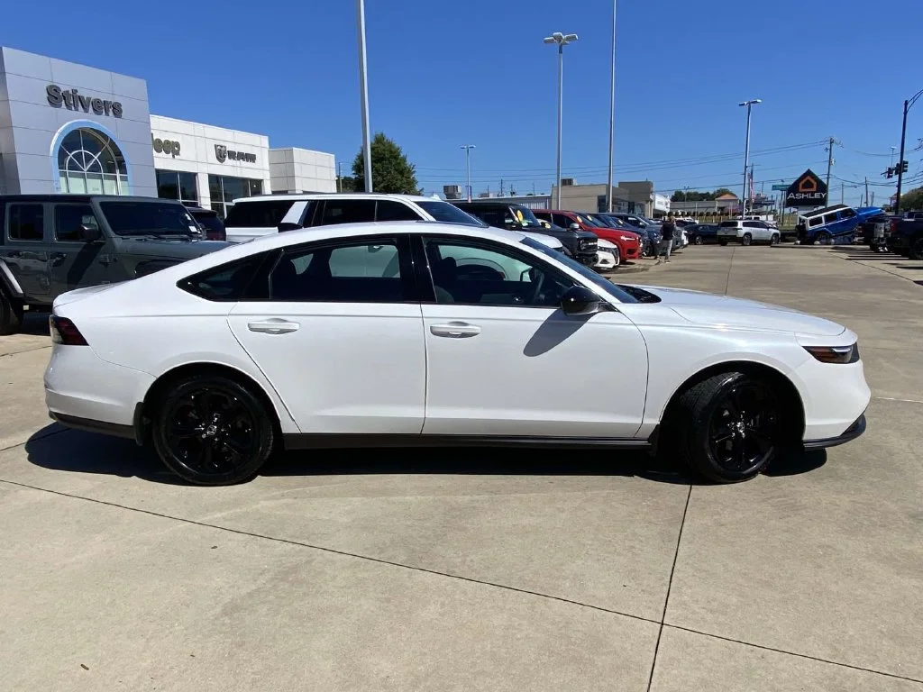 Certified Used 2025 White Honda SE image 10