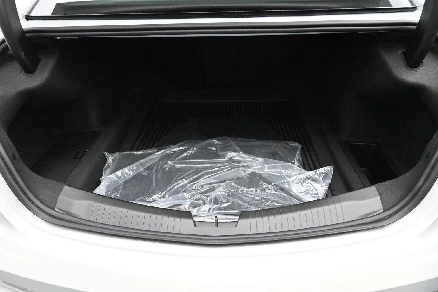 Used 2025 Crystal White Tricoat Cadillac Premium Luxury image 9