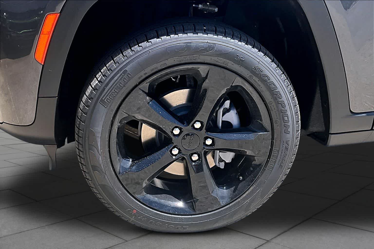 New 2026 Baltic Gray Metallic Clear-Coat Exterior Paint Jeep Limited image 12
