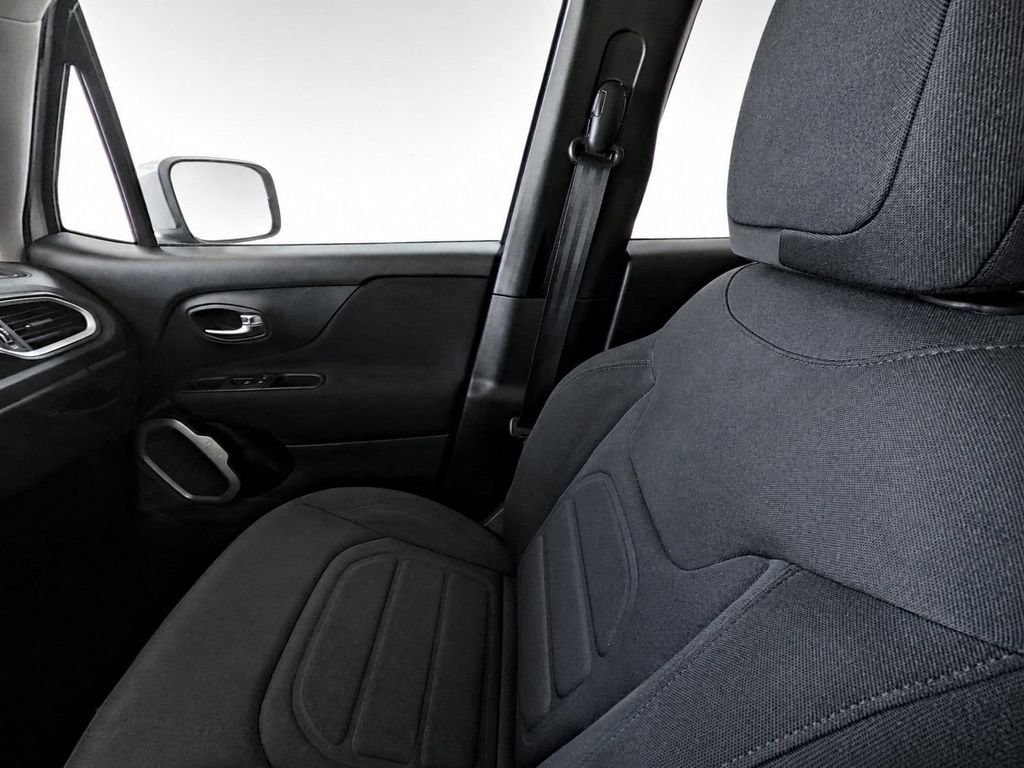 Used 2019 White Jeep Latitude image 21