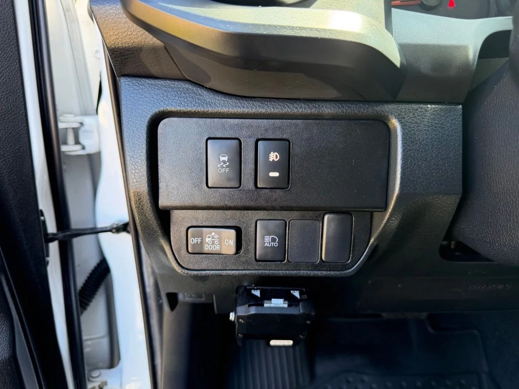 Used 2022 White Toyota SR image 16