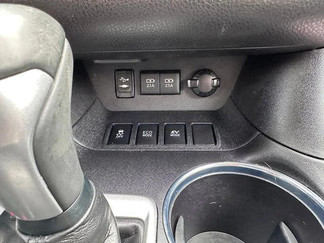 Used 2018 Silver Toyota XLE image 17