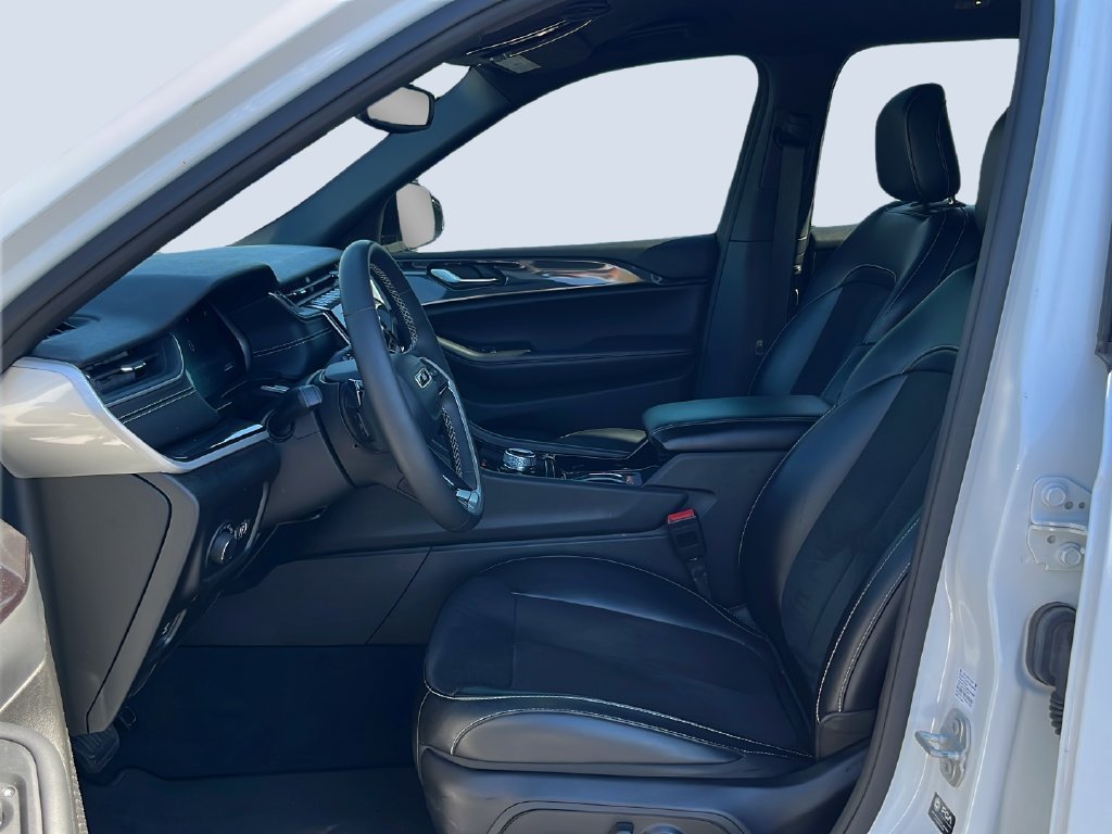 Used 2023 White Jeep Altitude image 14