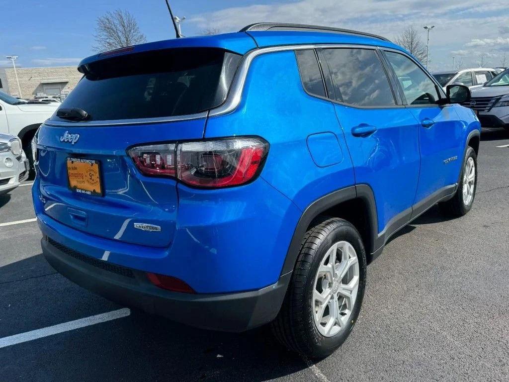 Used 2024 Blue Jeep Latitude image 3
