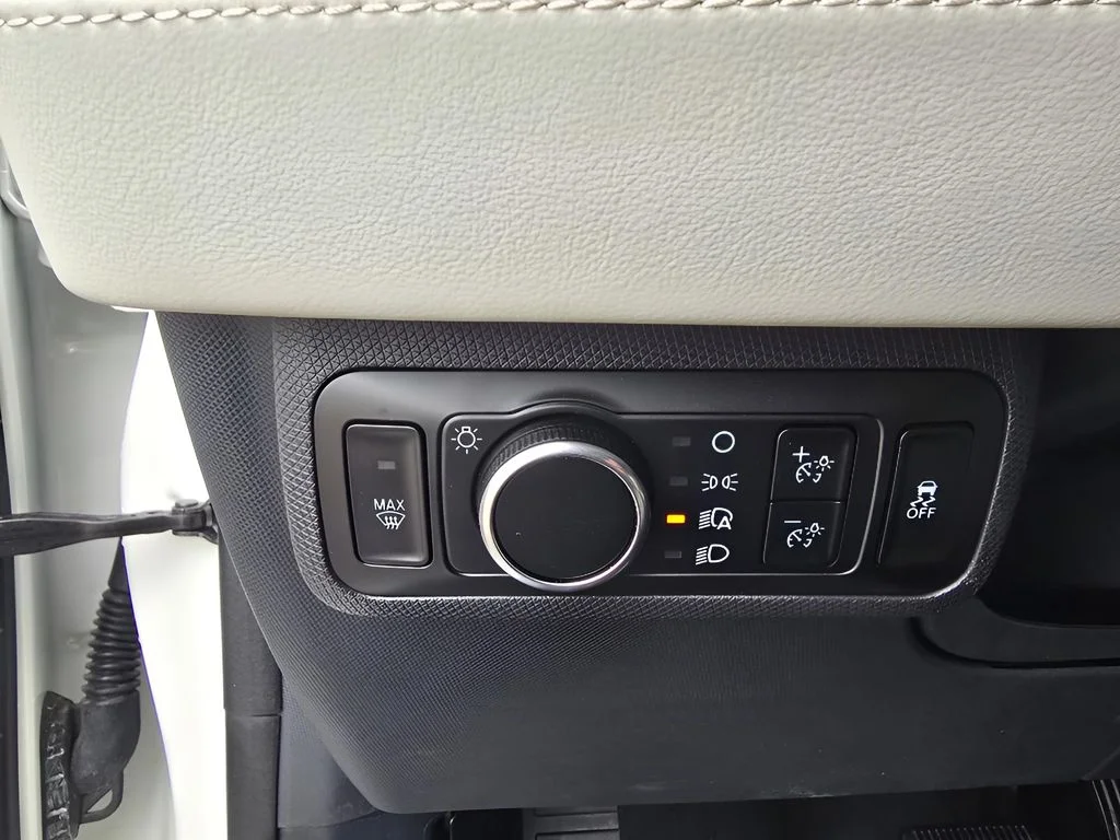 Used 2024 Star White Metallic Tri-Coat Ford Premium image 15