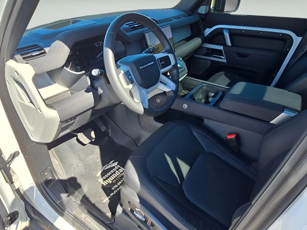 Used 2023 Fuji White Land Rover X-Dynamic SE image 19