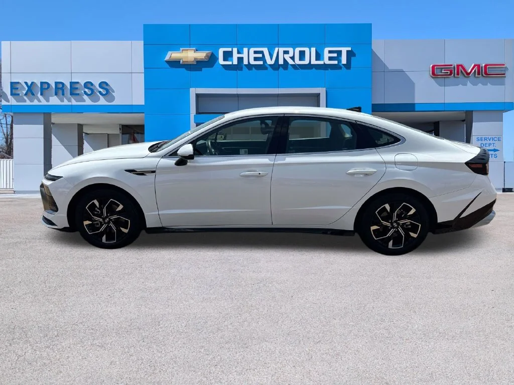 Used 2025 White Hyundai SEL image 4