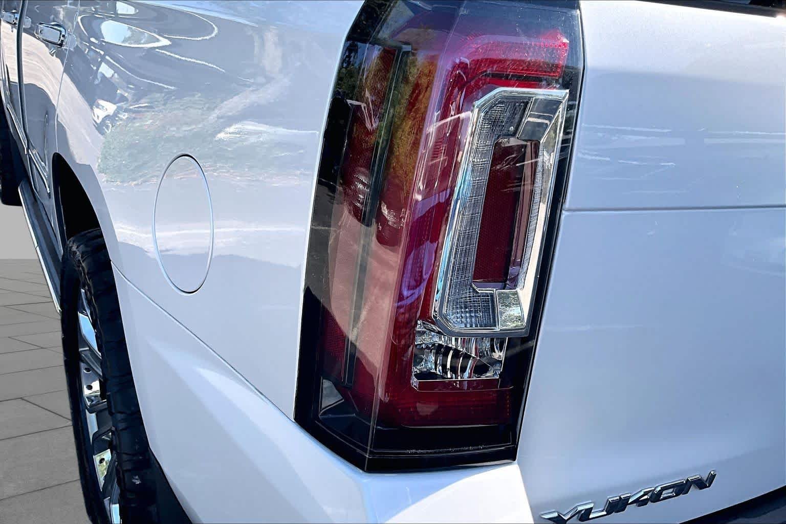 Used 2016 White Frost Tricoat GMC Denali image 29
