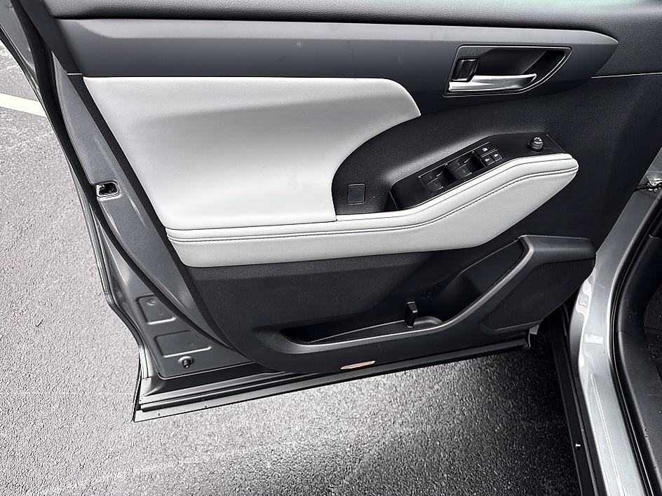 Used 2020 Moon Dust Toyota Hybrid XLE image 34