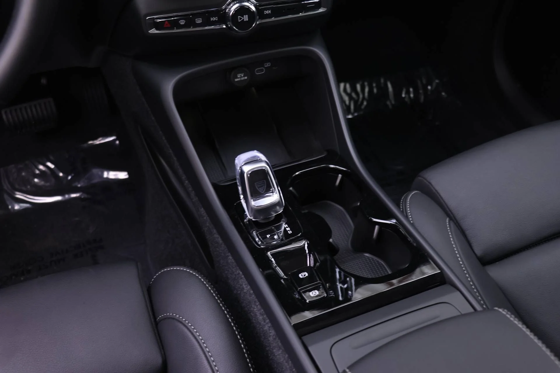 2026 Volvo XC40 Plus - Photo 16