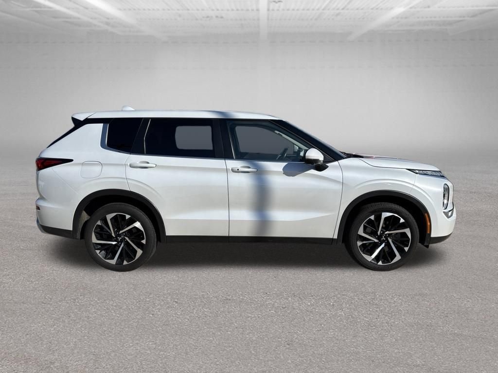 Used 2023 White Diamond Mitsubishi SE image 6