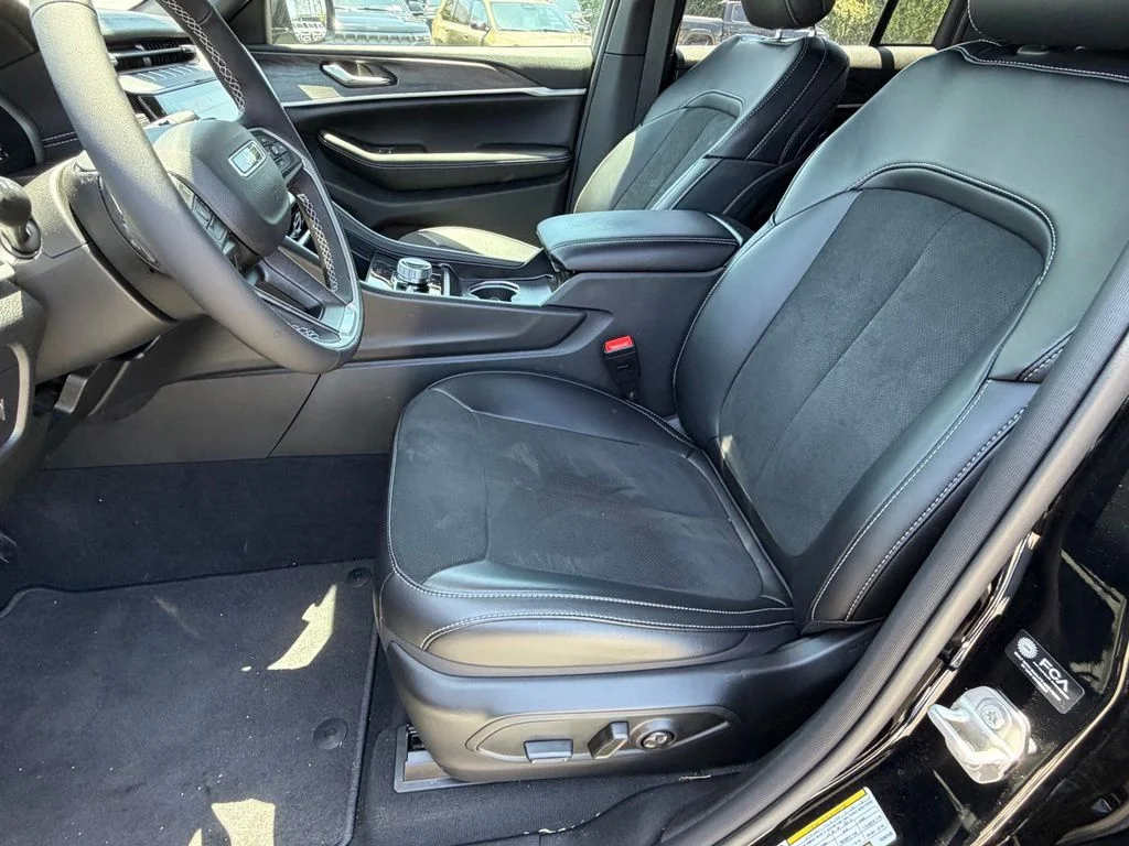 New 2026 Diamond Black Crystal Pearl-Coat Exterior Paint Jeep Laredo image 19