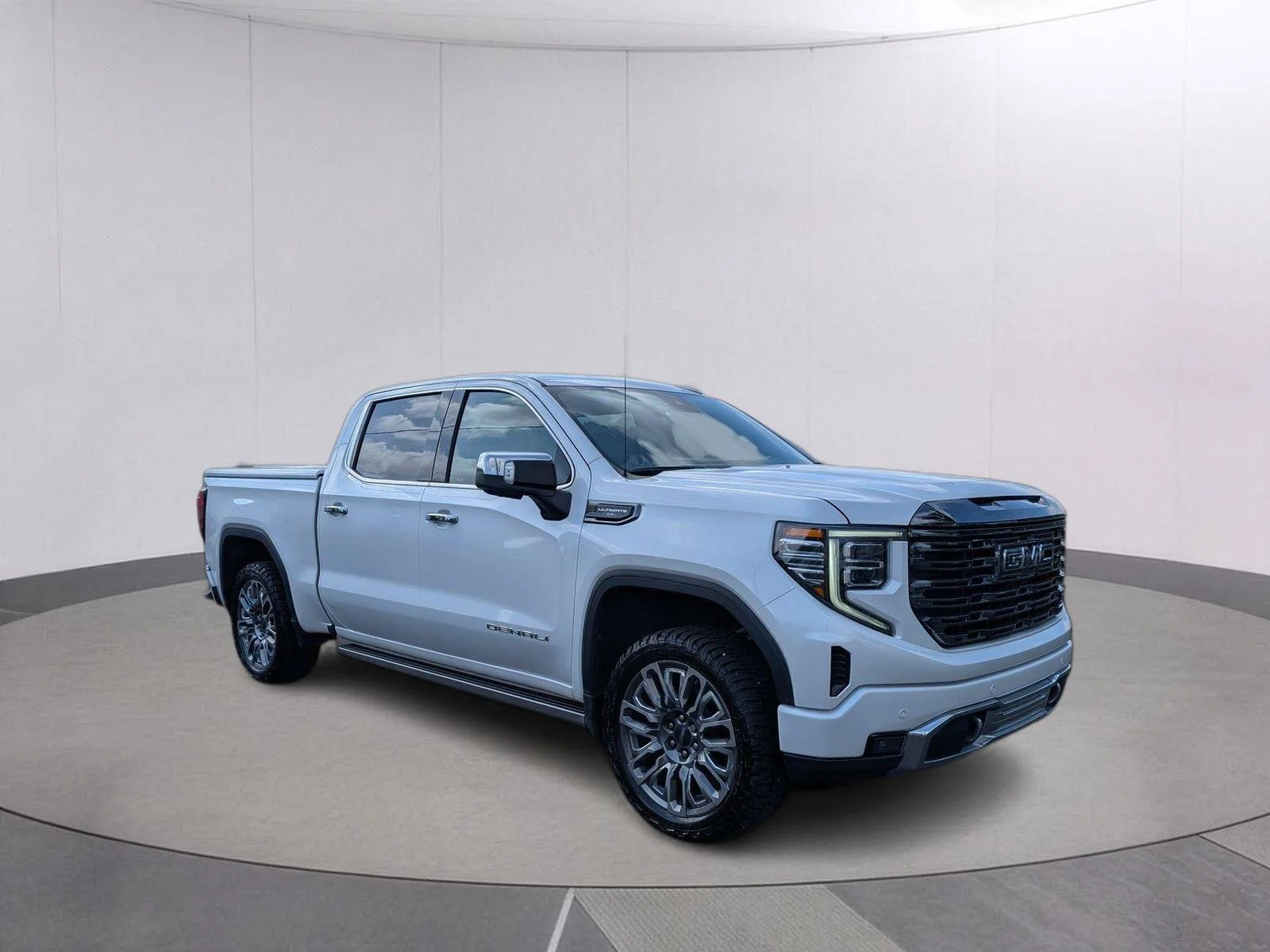 Used 2023 White Frost Tricoat GMC Denali Ultimate image 7