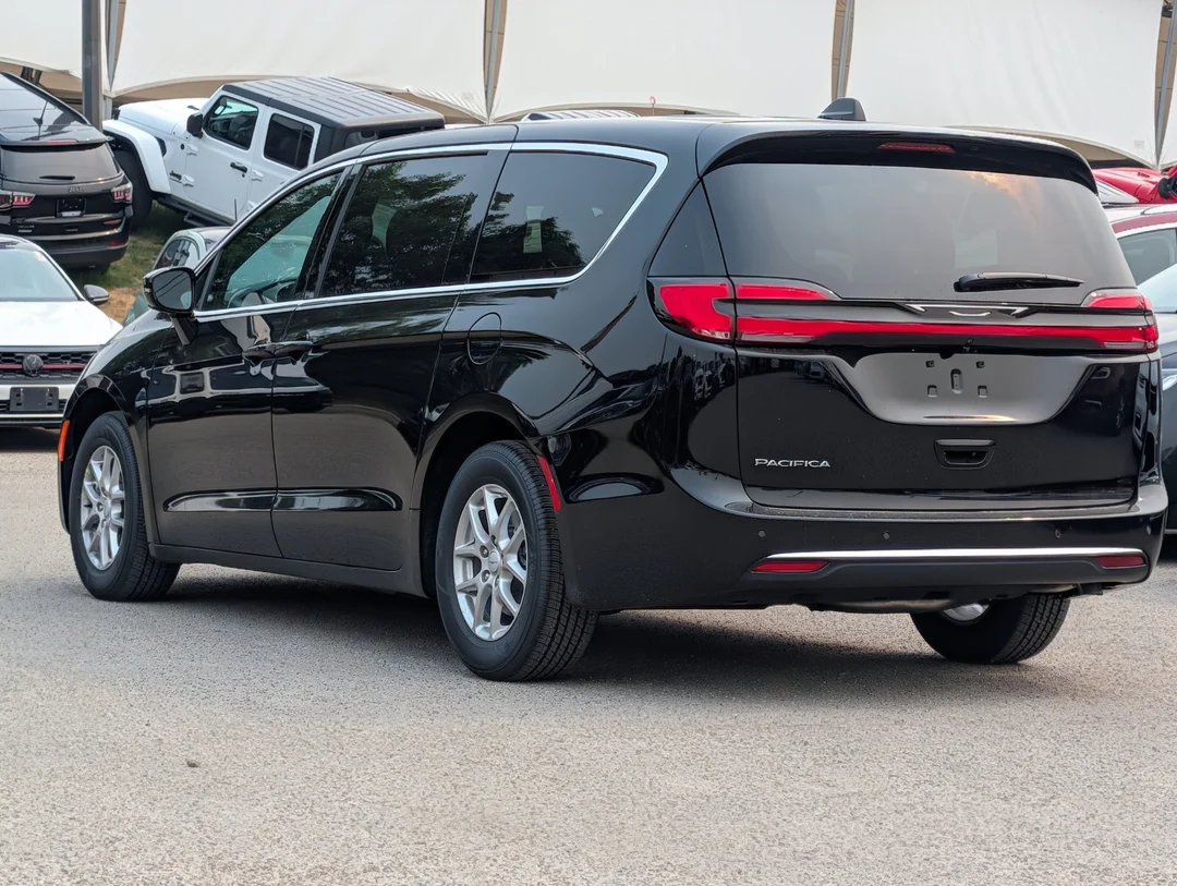 New 2027 Black Chrysler Select - - FWD - Stow n Go Seating - Adaptive Cruise - Apple CarPlay & More! image 6