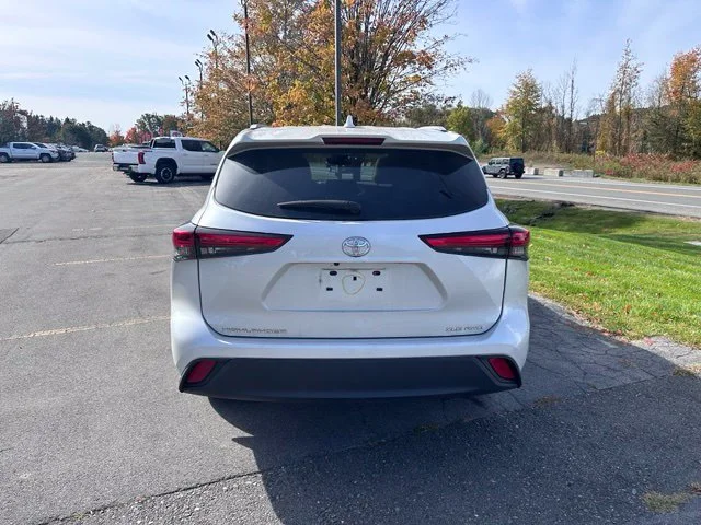 Used 2022 Beige Toyota XLE image 4