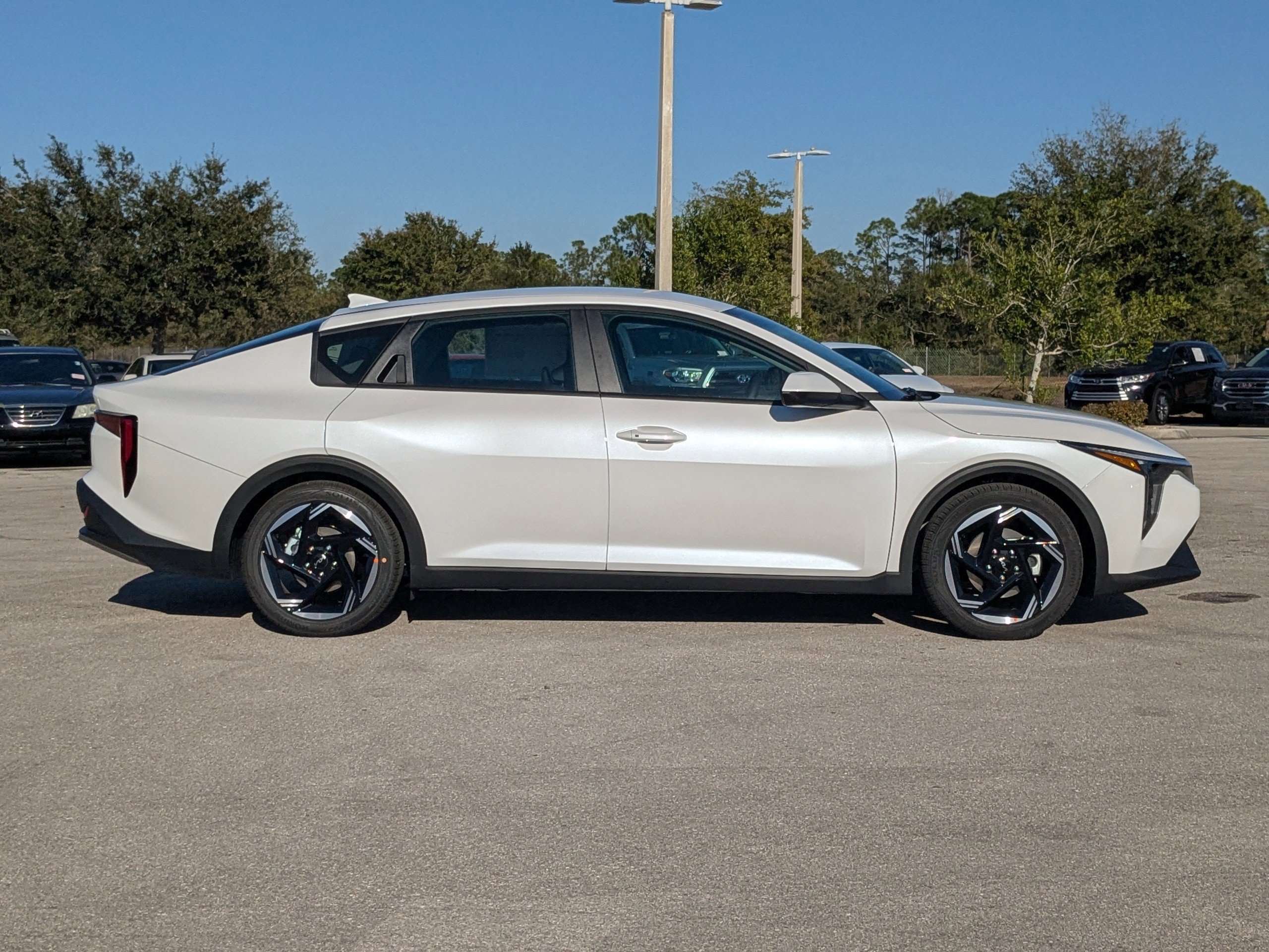 New 2025 Snow White Pearl Kia EX image 4
