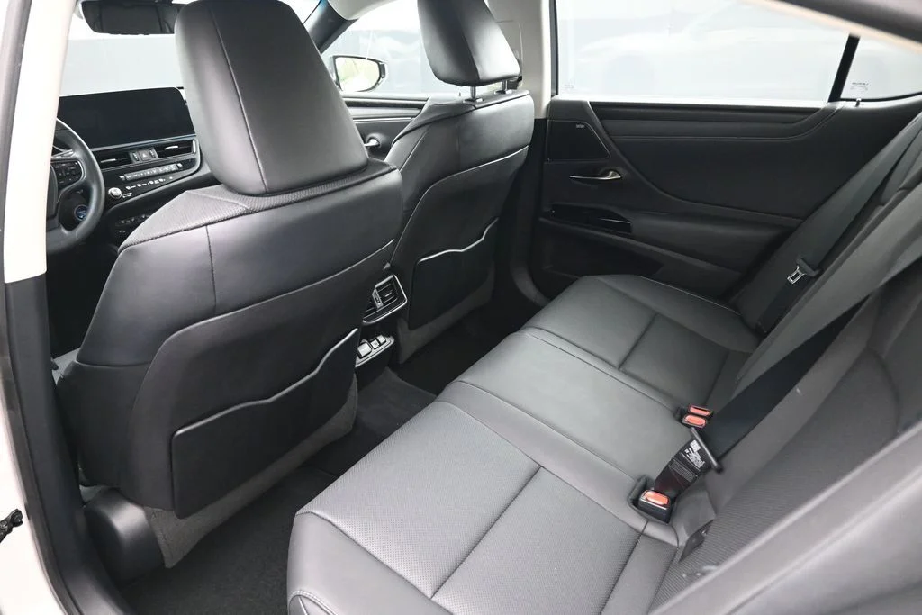 Used 2022 White Lexus 300h image 22