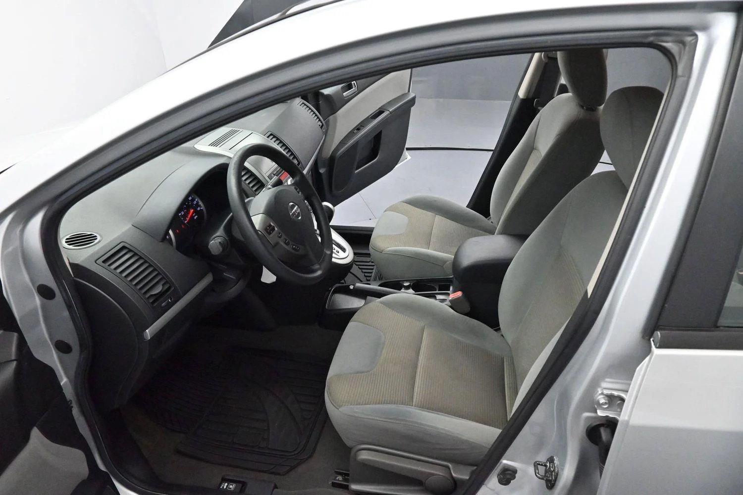 Used 2010 Brilliant Silver Metallic Nissan 2.0 SR image 11
