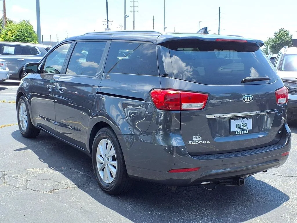 Used 2016 Kia Sedona LX with VIN KNDMB5C15G6194674 for sale in St. Louis, MO
