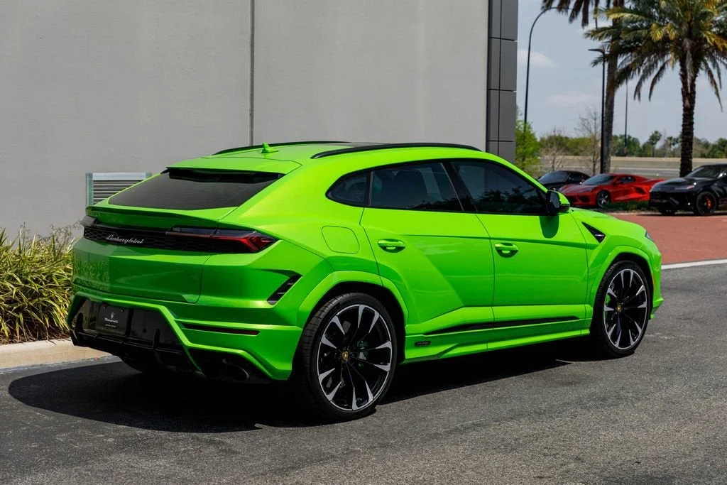 Used 2025 Green Lamborghini SE image 5