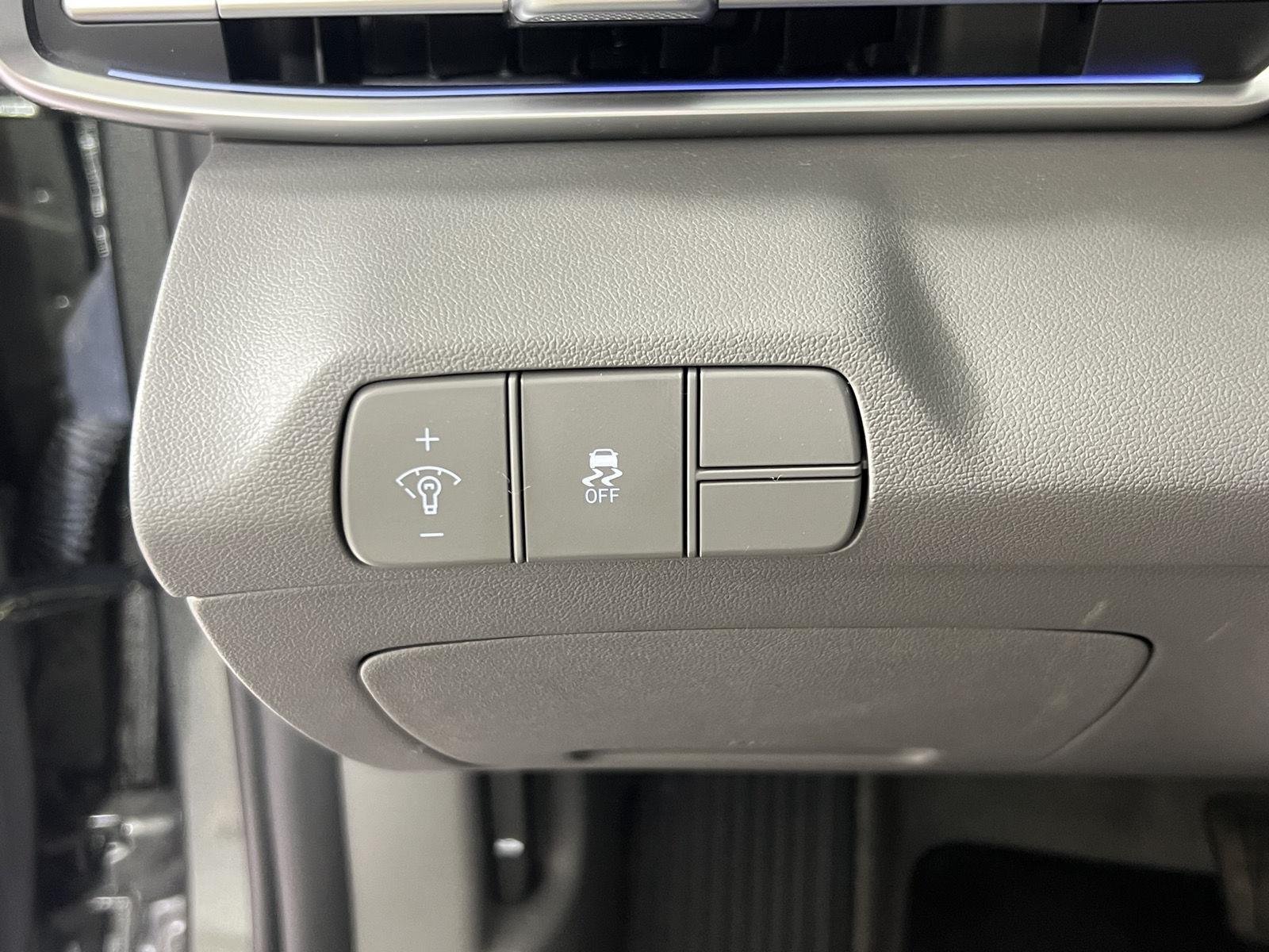 Used 2024 Amazon Gray Hyundai SEL image 16