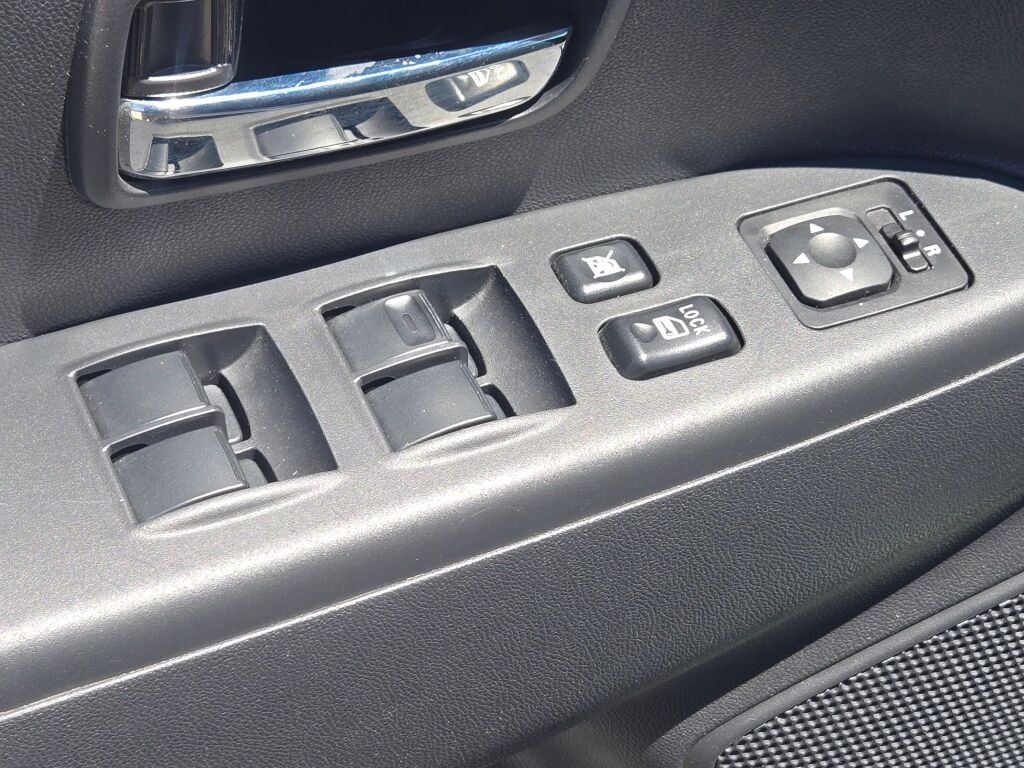 Used 2019  Mitsubishi 4WD**1 OWNER** image 19