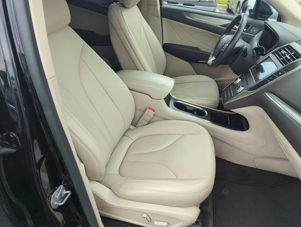 Used 2017 Black Lincoln Premiere image 36
