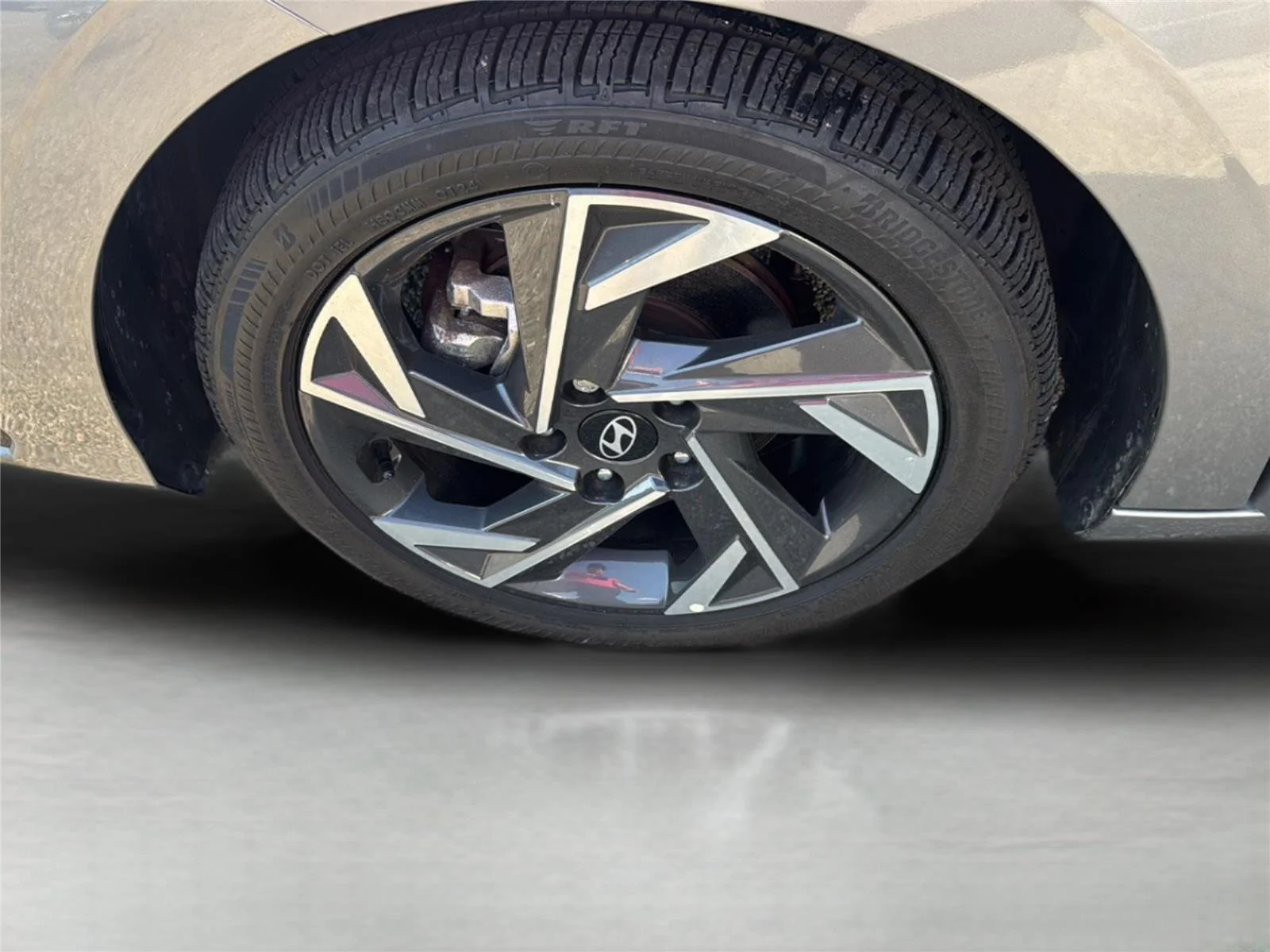 Used 2024 Fluid Metal Hyundai Limited image 30