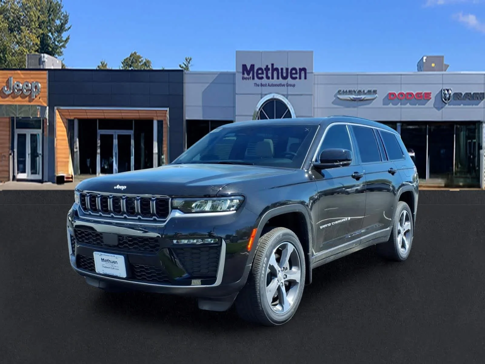 New 2026 Diamond Black Crystal Pearlcoat Jeep Limited image 3