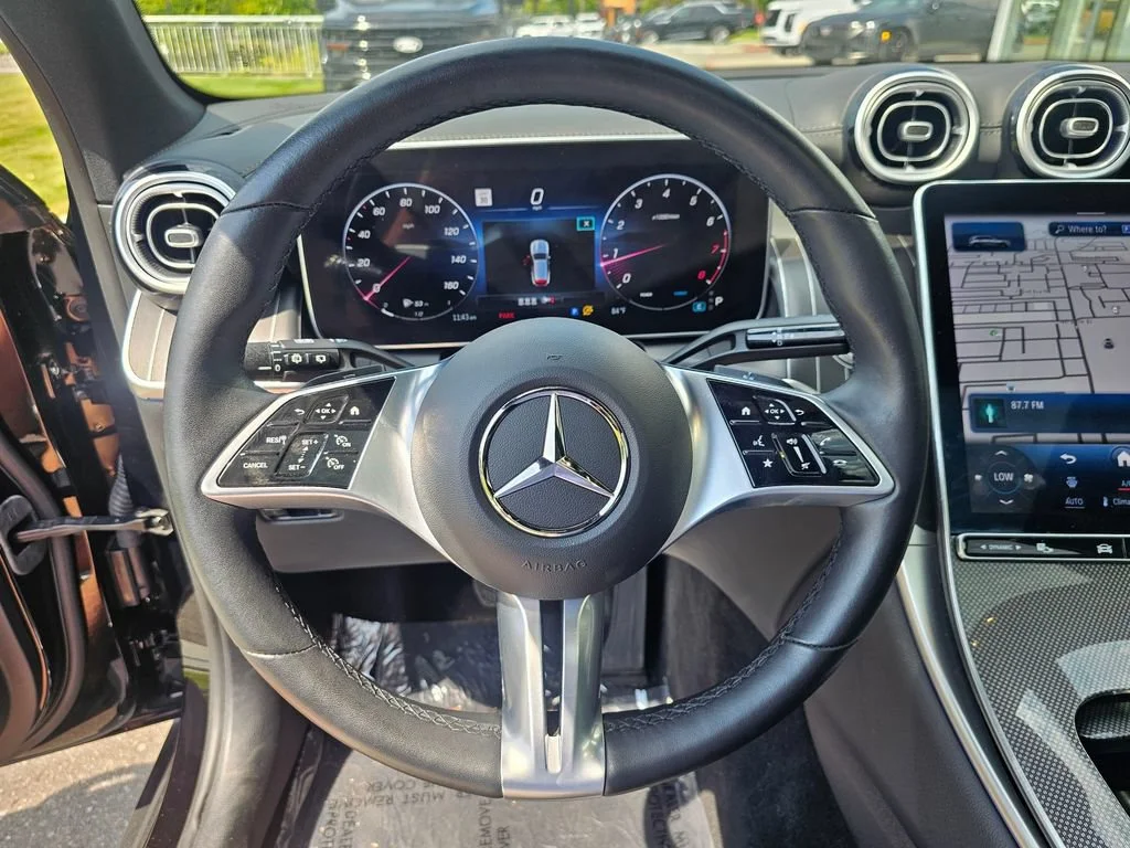 Used 2023  Mercedes-Benz GLC 300 image 24