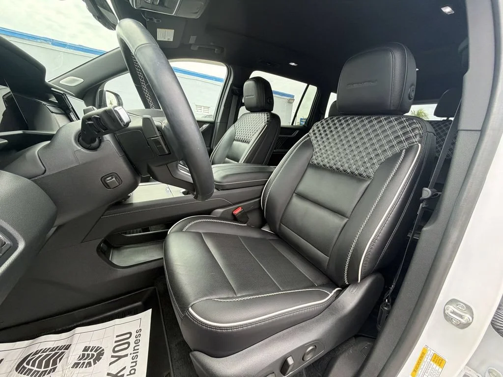 Used 2025 White Frost Tricoat GMC Denali image 26
