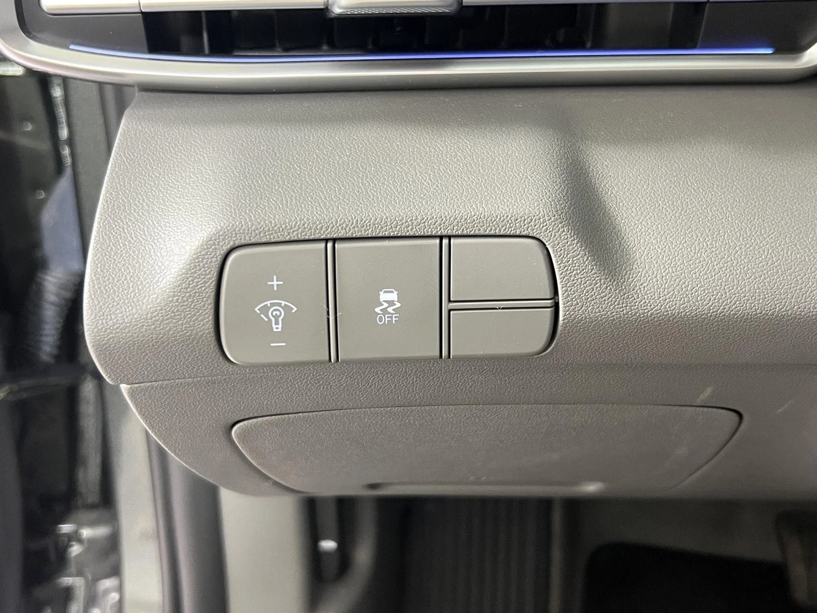 Used 2024 Amazon Gray Hyundai SEL image 16