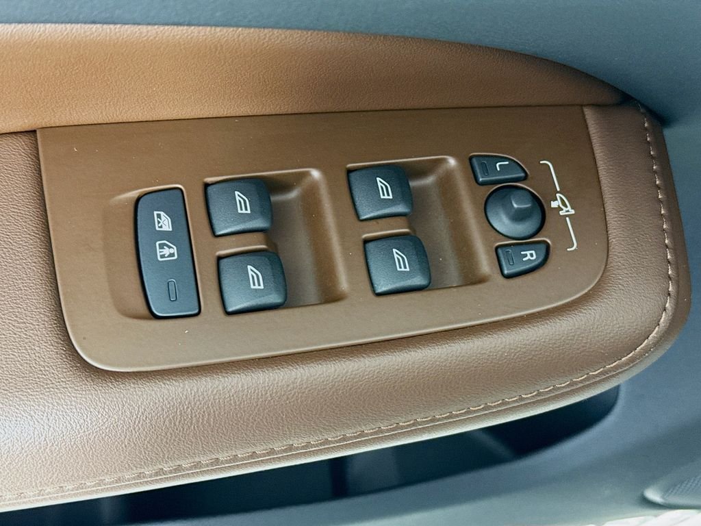 Used 2024 White Volvo B5 Plus image 19