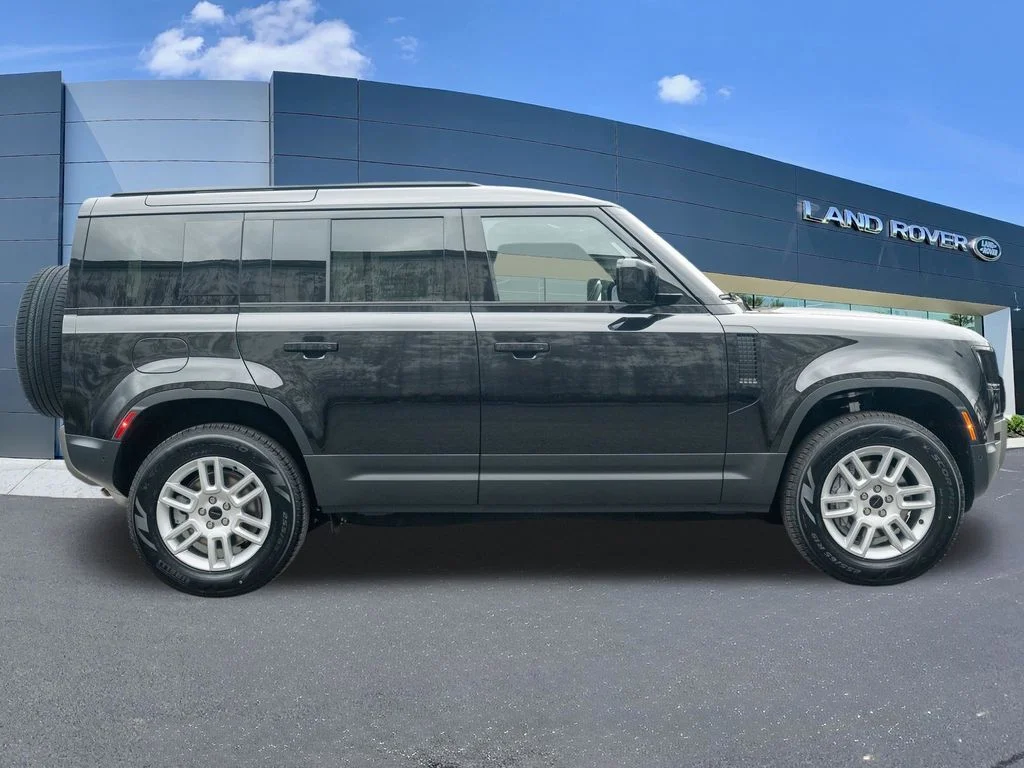 New 2026 Santorini Black Land Rover S image 8