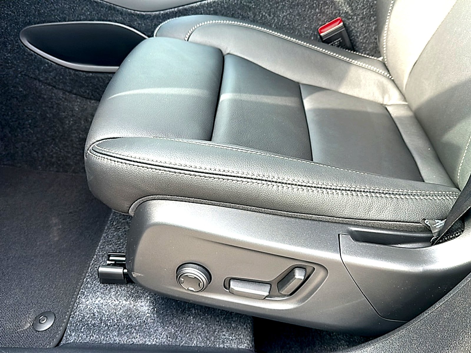 2026 Volvo XC40 Plus - Photo 12