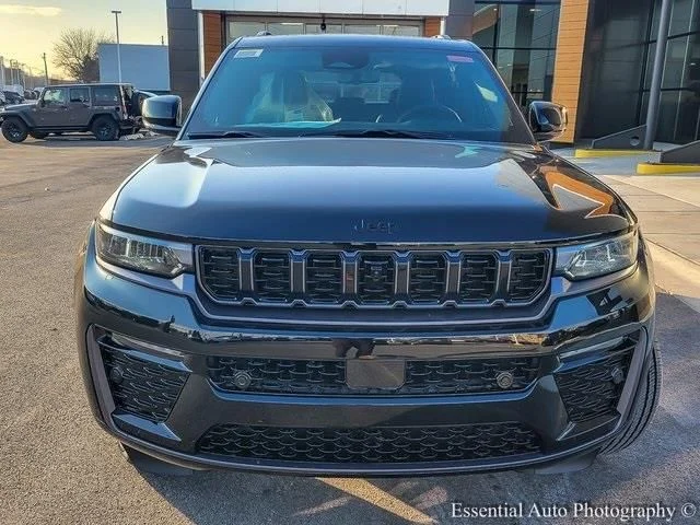 New 2026 Diamond Black Crystal Pearl-Coat Exterior Paint Jeep Limited Reserve image 4