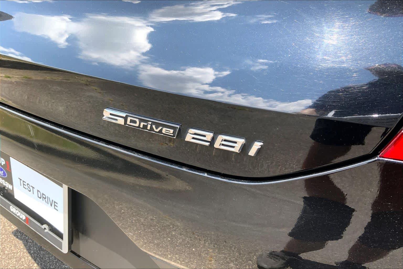 Used 2022 Jet Black BMW sDrive28i image 10