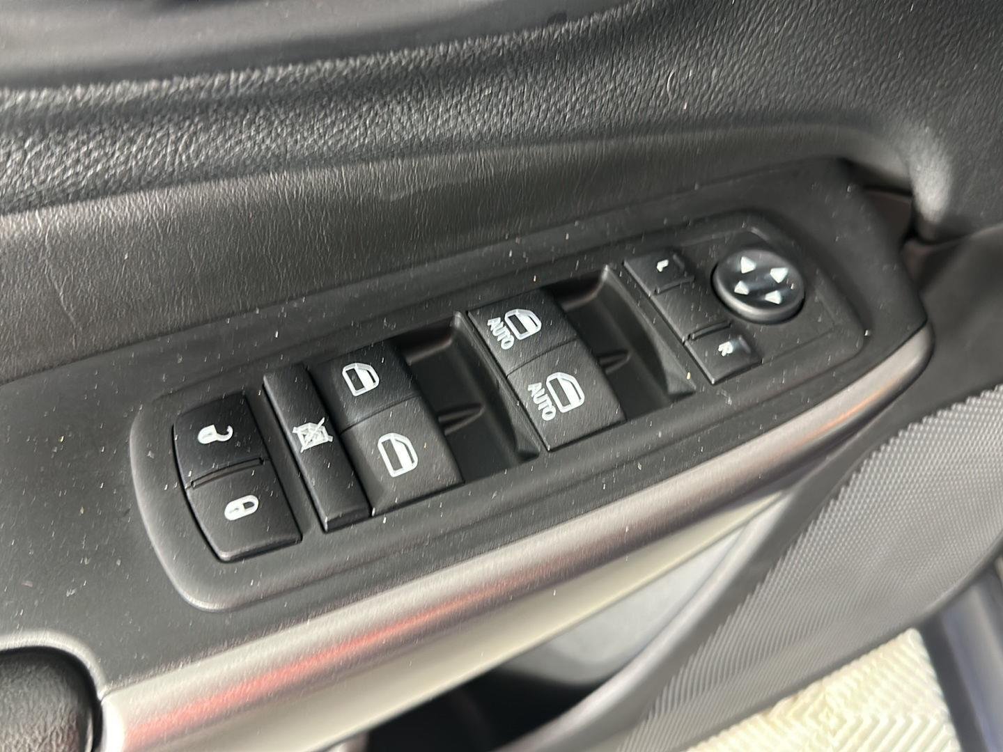 Used 2019 Diamond Black Crystal Pearlcoat Jeep Limited image 16