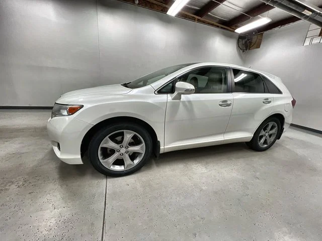 Used 2014 White Toyota XLE image 5