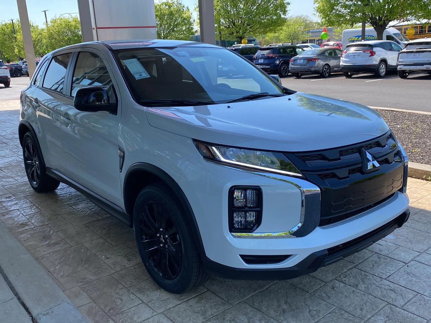 New 2026 White Diamond Mitsubishi LE image 3